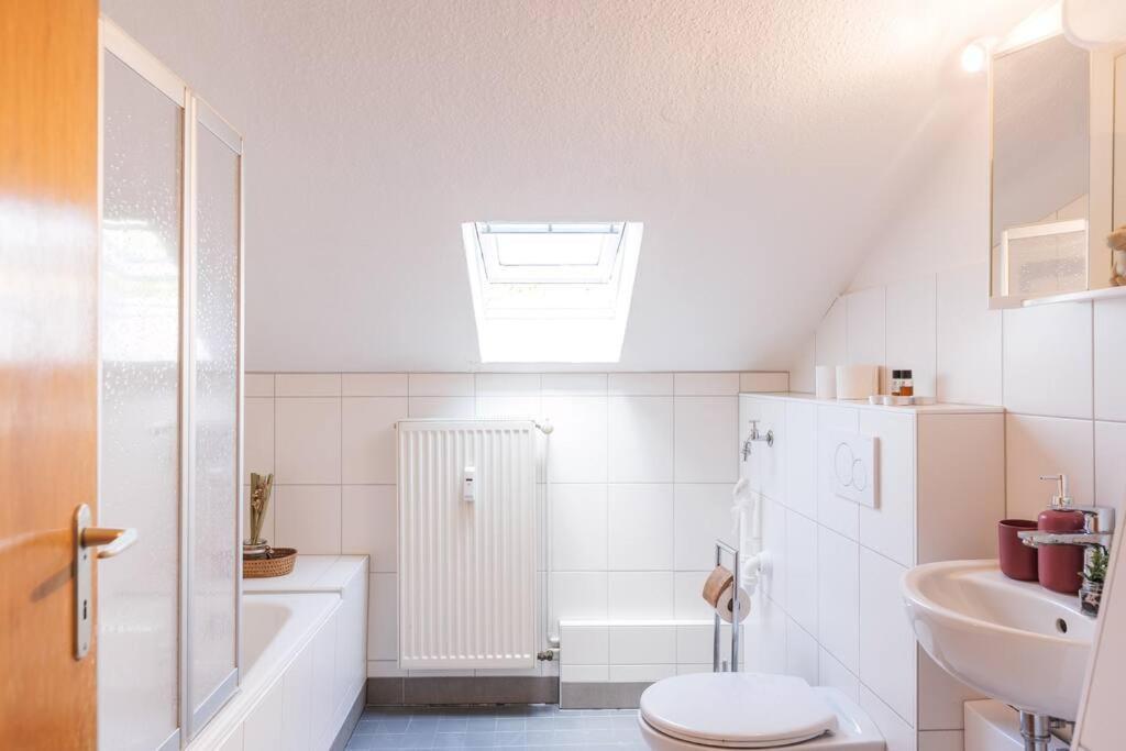 - 3-Bedroom Apartment Luxury: Central & Spacious In Duisburg & Big Tv And Kitchen - Екстериор снимка